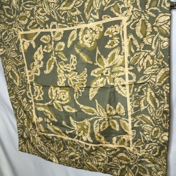 Oscar de la Renta Scarf. - Picture 8 of 8